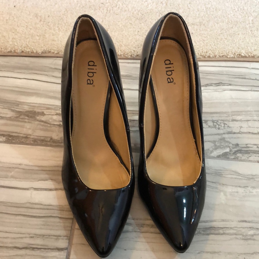 Never worn shiny black pumps